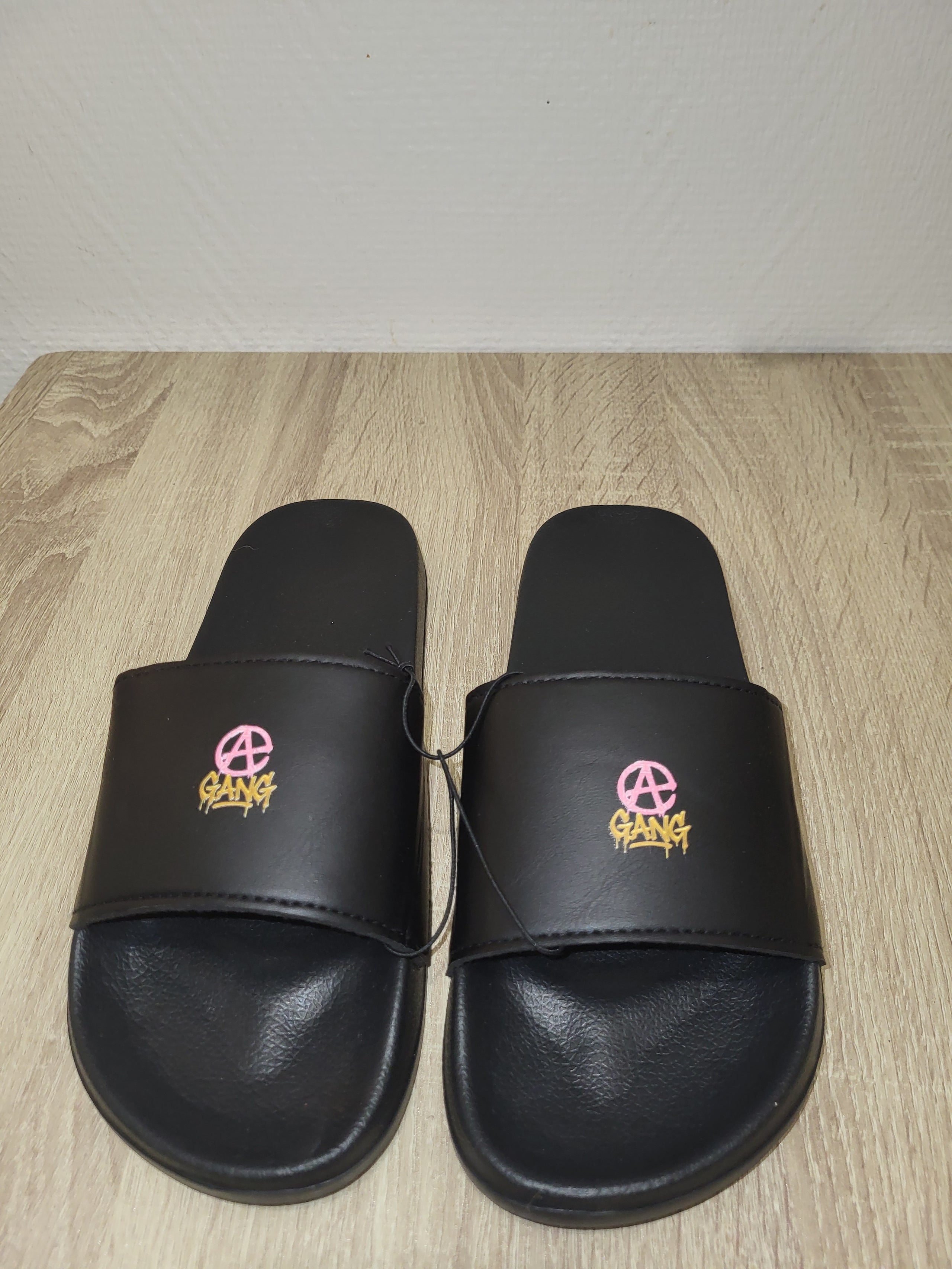 Claquettes Antidérapantes Aop Gang Official