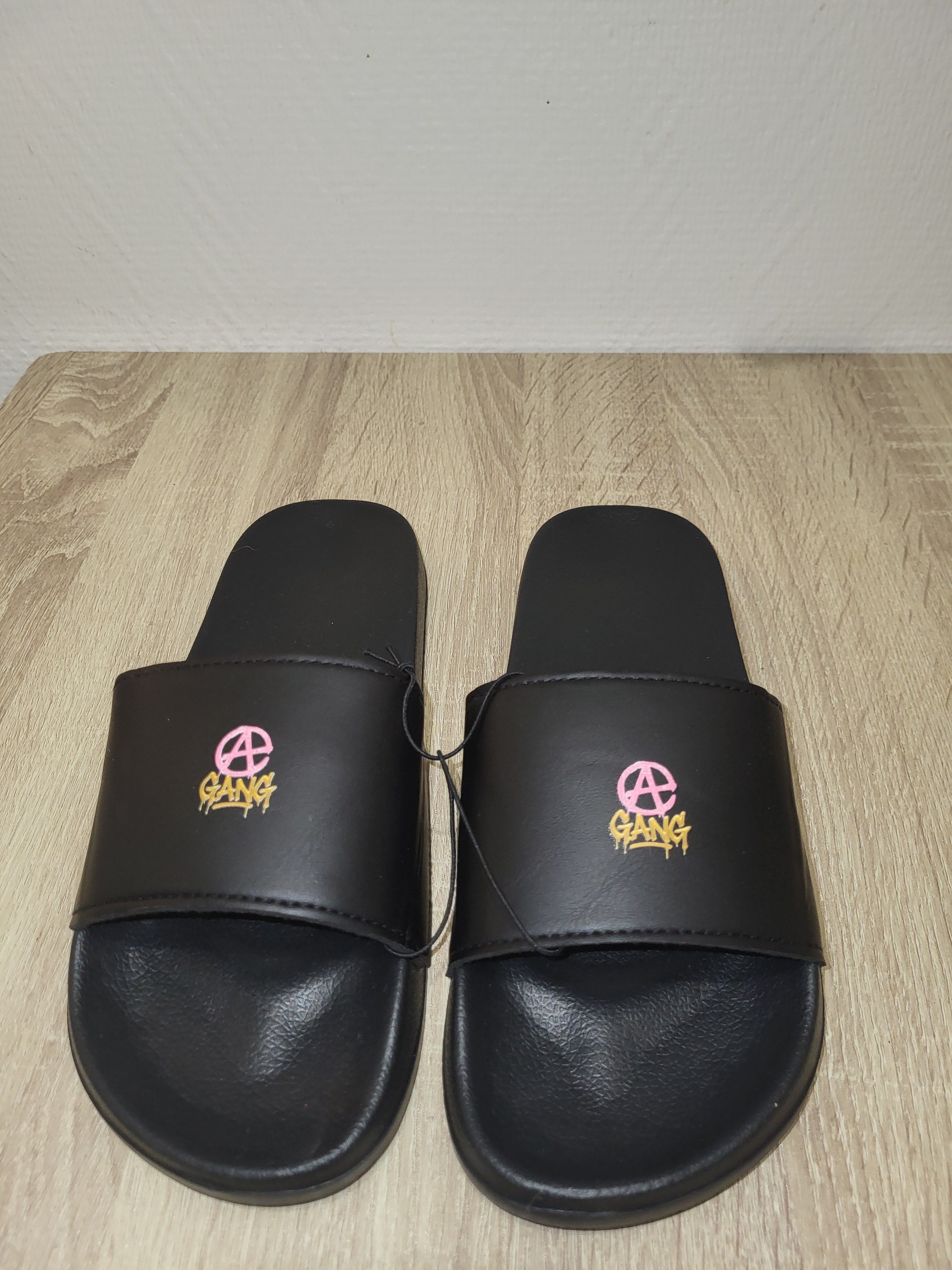 Claquettes Antidérapantes Aop Gang Official
